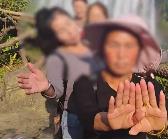 男子景区拍照偶然拍下路人争执现场，一张照片背后的法律与人性