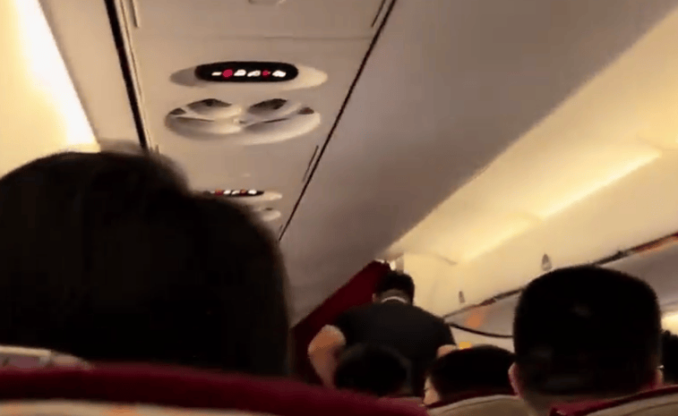 天津航空被疑为等迟到乘客延误，官方回应来了