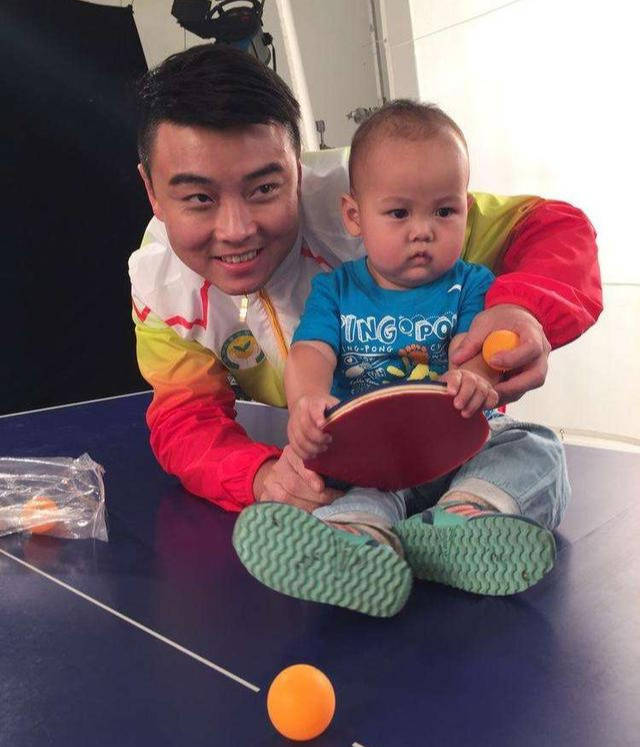 王皓为妻子过生日时尽显可爱一面，乒坛硬汉的温柔瞬间