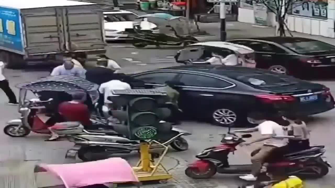 轿车失控冲向行人,众人抬车救人,那一刻,我们没商量就冲上去了 轿车失控冲向行人,众人抬车救人,那一刻,我们没商量就冲上去了