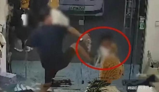 警方通报女子当街打摔女童，系母女，网友炸锅了—这事儿没那么简单