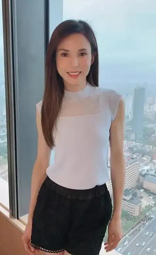 李若彤贺刚相差16岁演短剧夫妻，这对年龄差组合，凭什么让人上头？